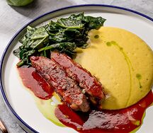 Утиная грудка с кремом из груши, апельсиновым соусом и шпинатом