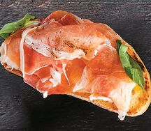 Брускетта с соленой дыней и пармой