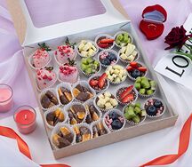 Набор из фруктов, конфет и ягод в шоколаде Очарование Весны