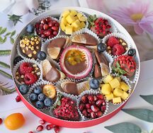 Набор из фруктов, конфет и ягод в шоколаде Райский остров