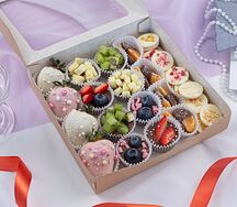 Набор из фруктов, конфет и ягод в шоколаде Весеннее вдохновение