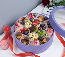 Набор из фруктов, конфет и ягод в шоколаде Мелодия весны
