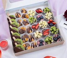 Набор из фруктов, конфет и ягод в шоколаде Ноты Весны
