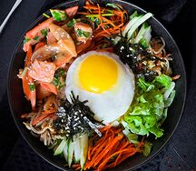 Пибимпаб с лососем в соусе том ям