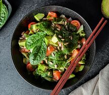 Салат Грин с авокадо и лососем