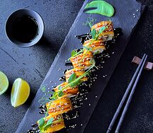 Ролл с сыром Чеддер и угрем