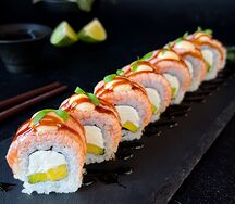 Ролл с опаленным лососем и манго