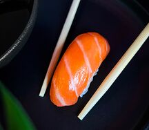 Суши с лососем