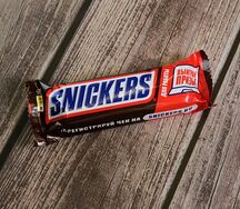 Шоколадный батончик Сникерс