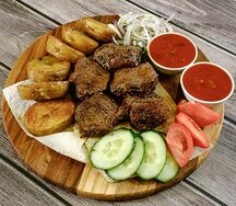 Шашлык из говядины, овощи и картофель на гриле