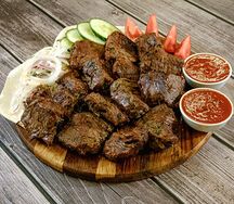 Шашлык, картофель и овощи на мангале