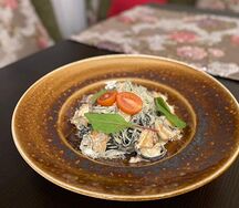 Паста Неро с креветками и лососем