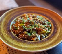 Удон с говядиной, овощами и устричным соусом