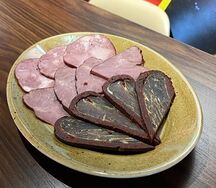 Ассорти сырокопчёных деликатесов