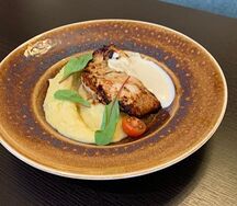 Филе индейки с кукурузным пюре и сливочно-горчичным соусом