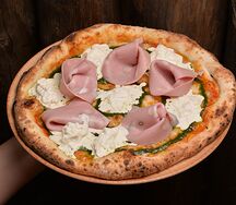 Пицца Мортаделла и Страчателла