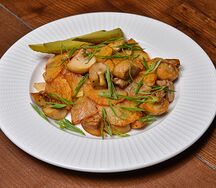 Жареная картошка с сезонными грибами