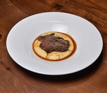 Говяжья томленая щека с картофельным пюре и трюфельным кремом