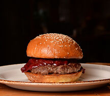 Бургер с перечной вишней и двойной котлетой из телятины