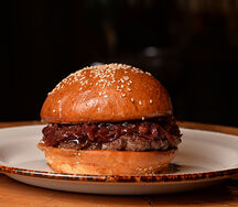 Бургер с луковым чатни и двойной котлетой 