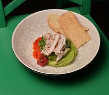 Курица, авокадо и перец