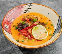 Том ям Рамен с морепродуктами