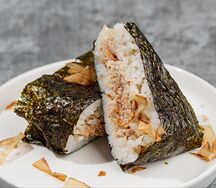 Онигири с тунцом