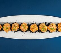 Ролл со спайси-лососем