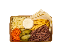 Шаурма на тарелке с рваной говядиной