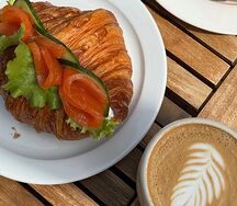 Круассан с лососем