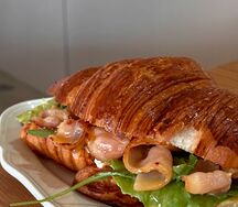 Круассан с беконом и яйцом 