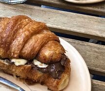 Круассан с шоколадом и бананом 