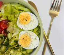 Овощной салатик с яйцом