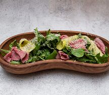 Салат с ростбифом и маринованным цукини