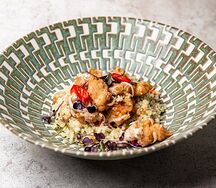 Куриное филе с кускусом в кунжутном соусе