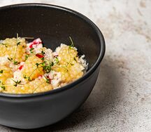 Овсянка с клубникой и тапиокой манго-маракуйя