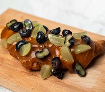 Круассан с солёной карамелью и ягодным вареньем 