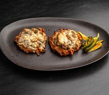 Картофельная вафля с курицей и грибами в сливочно-трюфельном соусе