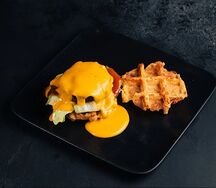 Картофельные вафли с бифштексом из говядины и горячим сыром