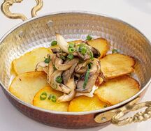 Жареный картофель с вешенками
