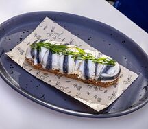 Сморреброд на бородинском хлебе с Балтийской килькой