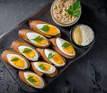 Форшмак из сельди с ржаными тостами