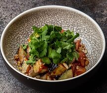 Хрустящие баклажаны с розовыми томатами и соусом чили BBQ