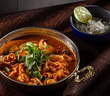 Ассорти из морепродуктов в карри соусе с рисом 