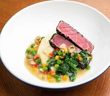 Стейк из говядины с морепродуктами и перечным соусом