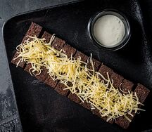 Чесночные гренки с соусом блю чиз