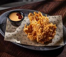 Стрипсы из куриного филе с соусом из халапеньо