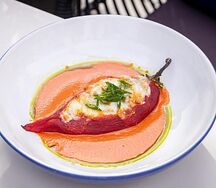Перец, фаршированный мраморной говядиной, с моцареллой и томатным соусом
