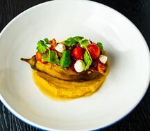 Запеченный баклажан с сыром сулугуни и томатами