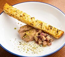 Куриный паштет с чатни из груши с пряной чиабаттой